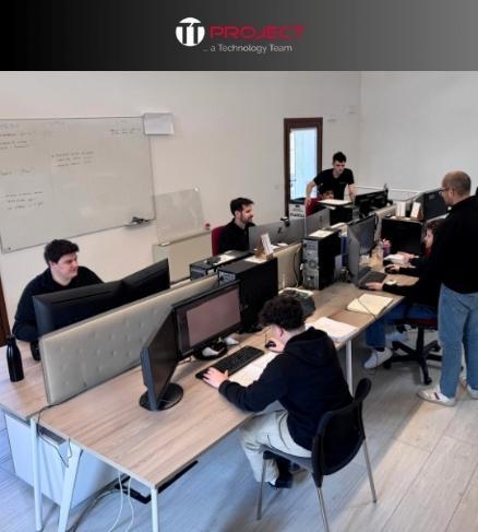 Progettisti meccanici e disegnatori CAD Project impegnati in ufficio